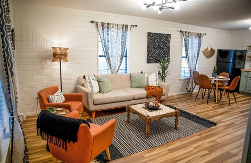 Paris Cottage | Location! Quant, Cozy & Stylish 2 Br/2Ba