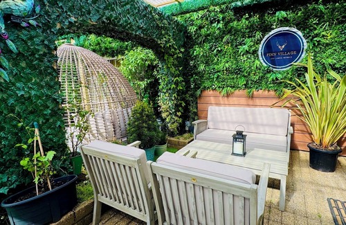 Glasgow Apartment | Loch Lomond Villa THE JUNGLE ROOM with a Private HOT TUB
