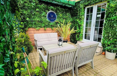 Glasgow Apartment | Loch Lomond Villa THE JUNGLE ROOM with a Private HOT TUB