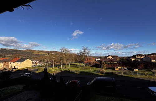 Kelty Apartment | Loch Ore View - sleeps 6 guests in 3 bedrooms