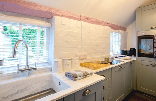 Quedgeley Cottage | Locke's Cottage - sleeps 2 guests in 1 bedroom