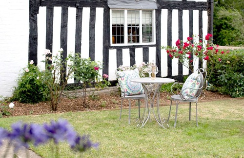 Quedgeley Cottage | Locke's Cottage - sleeps 2 guests in 1 bedroom