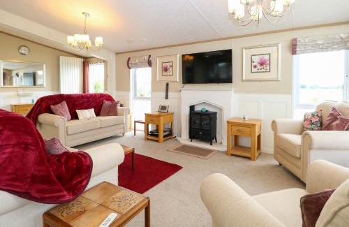 Stowmarket House | Lodge 26, Fishing Lakes