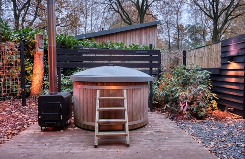 Rheezerveen House | Lodge in a wooded area with Hot Tub & Sauna