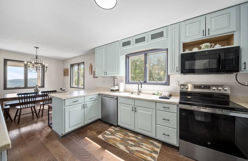 Blowing Rock House | Lodge & Views at App Ski Mountain–Mountain Sunrise