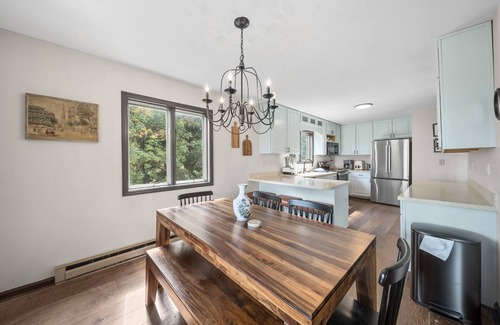 Blowing Rock House | Lodge & Views at App Ski Mountain–Mountain Sunrise