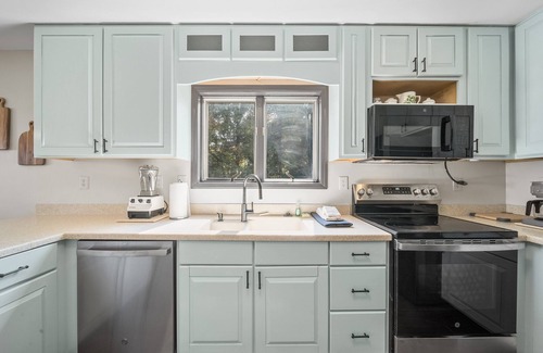 Blowing Rock House | Lodge & Views at App Ski Mountain–Mountain Sunrise