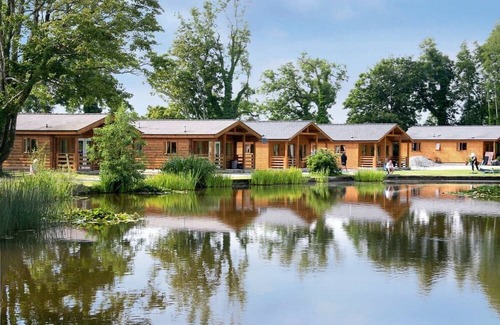 Criccieth Ski Chalet | Lodge with one double and one twin.