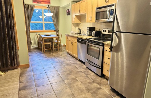 Canmore Resort | Lodges at Canmore – Hot Tub & Heated Swimming Pool, Private Laundry, Kitchen&BBQ