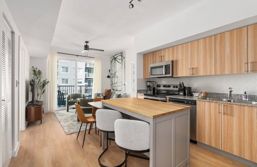 Addicks Apartment | Lodgeur | Modern 2BR w/balcony | Energy Corridor