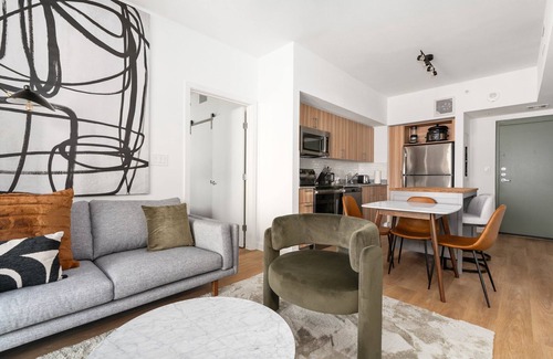 Addicks Apartment | Lodgeur | Modern 2BR w/balcony | Energy Corridor