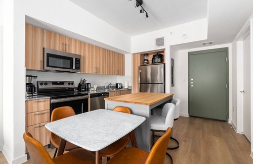 Addicks Apartment | Lodgeur | Modern 2BR w/balcony | Energy Corridor