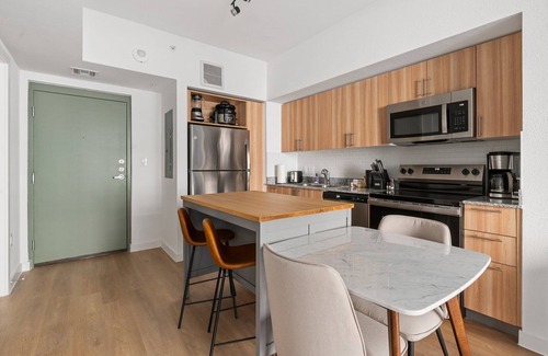 Addicks Apartment | Lodgeur | Sunlit 1BR w/balcony | Energy Corridor