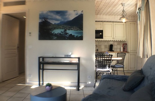 Duingt Apartment | Lodging with terrace ON LAKE, in residence with PRIVATE BEACH and pontoon