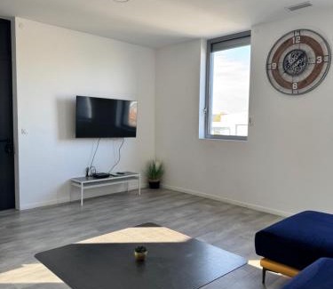 Saint-Symphorien-d'Ozon Apartment | Loft épuré avec parking privé.