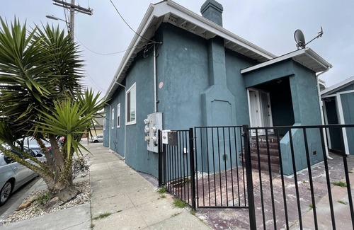 Belding Woods House | Loft 654A two blocks from Bart and Amtrak