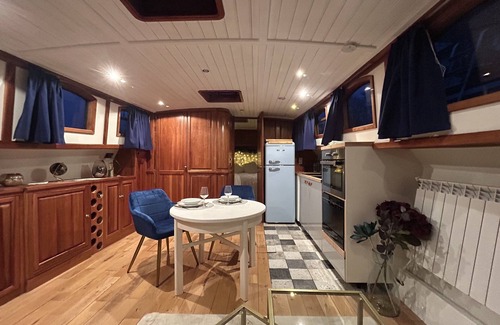 Cergy Boat Rental | Loft Avec Balneo sur l eau