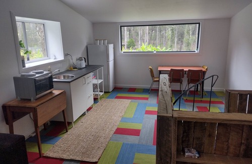 Congo Apartment | Loft on quiet 5 acre bush block. Less than 5 minutes to beaches.