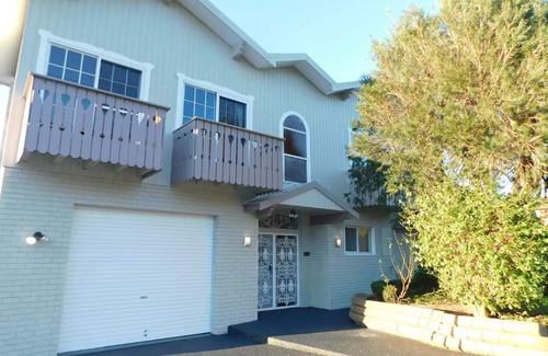Barrack Heights House | Loftus Spacious Getaway