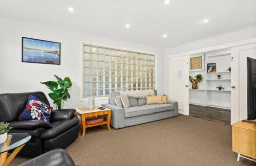 Barrack Heights House | Loftus Spacious Getaway