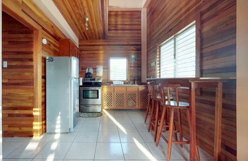 Caye Caulker Cottage | Lofty Space with a Private Veranda and Free WiFi - Walk 10 Minutes into Town