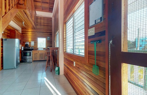 Caye Caulker Cottage | Lofty Space with a Private Veranda and Free WiFi - Walk 10 Minutes into Town