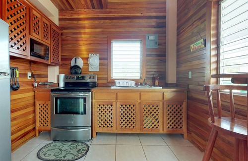Caye Caulker Cottage | Lofty Space with a Private Veranda and Free WiFi - Walk 10 Minutes into Town
