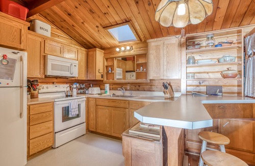 Neahkahnie Beach House | Log Cabin Above the Pacific is Perfect Romantic Retreat with Ocean Views!