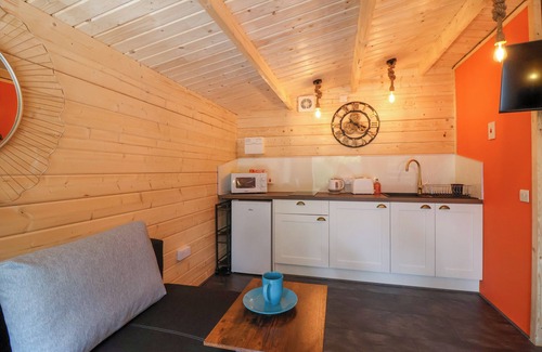 West Pennard Cottage | LOG CABIN - AMBER GLOW, pet friendly, with a garden in Glastonbury