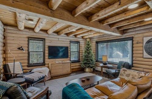 Hartland House | Log Cabin Fireplace Upper Valley - Wooded Chalet