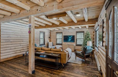 Hartland House | Log Cabin Fireplace Upper Valley - Wooded Chalet