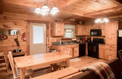Luray Cabin | Log Cabin for couples and family in the Shenandoah Valley,10 miles from Luray,VA