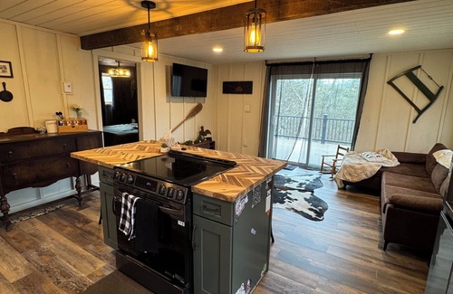 James Creek Cabin | Log cabin minutes from Raystown Lake!