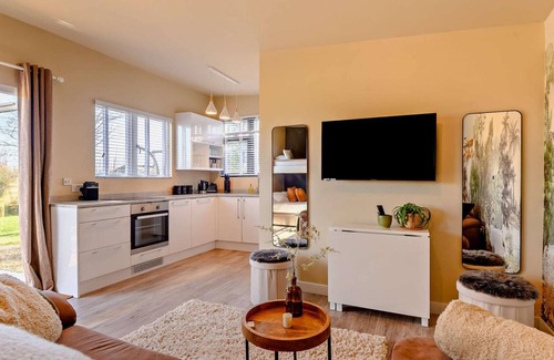 Upton Cheyney Cabin | Log Cabin near Bath with Hottub
