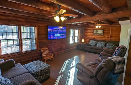Lake Houston Cabin | Log Cabin on 1 acre! Fire Pit and fast wifi! Country Home close to Everything!