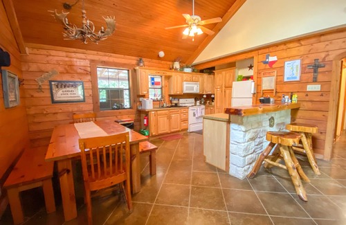 Sabinal House | Log Cabin on River Road