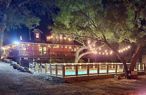 Sabinal House | Log Cabin on River Road