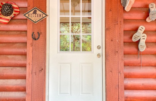 Sabinal House | Log Cabin on River Road