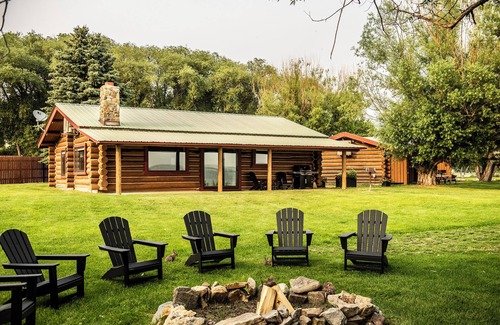 Ennis Cabin | Log Cabin on the North Shore of Ennis Lake. Dramatic Views of the Madison Range