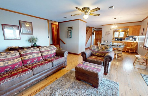 Rogers Cabin | Log Cabin-Panoramic Lakeview, Pool Table, Kids Bunks, Rustic Hangout & Fire Pit!