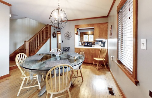 Rogers Cabin | Log Cabin-Panoramic Lakeview, Pool Table, Kids Bunks, Rustic Hangout & Fire Pit!
