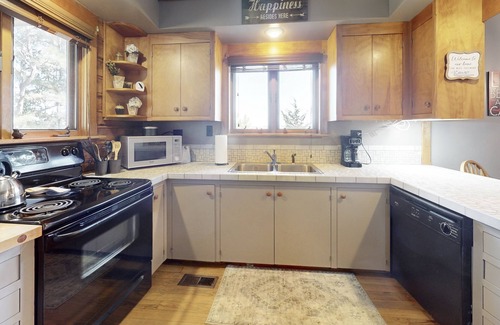 Rogers Cabin | Log Cabin-Panoramic Lakeview, Pool Table, Kids Bunks, Rustic Hangout & Fire Pit!