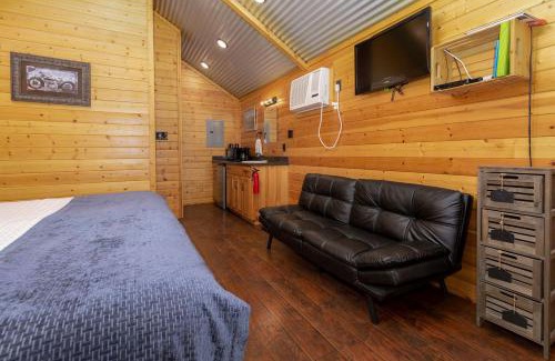 Pipe Creek House | Log Cabin Rentals near San Antonio, Texas, Perfect for Weekend Glamping near Austin