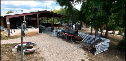 Pipe Creek House | Log Cabin Rentals near San Antonio, Texas, Perfect for Weekend Glamping near Austin