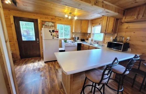 Bitely Cabin | Log Cabin Sisson Lake Kayaks Firepit Arcade Game