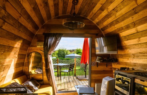 Audinghen Cabin | Log Cabin-Superior-Vanity unit-Countryside view-Pod