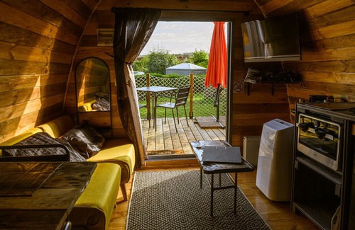 Audinghen Cabin | Log Cabin-Superior-Vanity unit-Countryside view-Pod