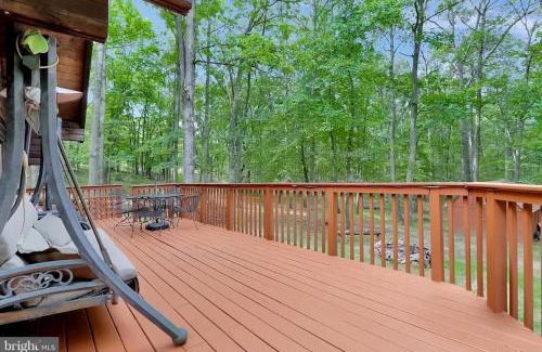 Great Cacapon House | Log Cabin w Loft, Hot Tub, Deck, Fire Pit, & WiFi