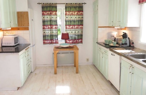 Lonashult Cabin | Log Cabin with Boat at Lake Åsnen, Fast Internet, 3 bedrooms, Sleeps 6, Pets OK