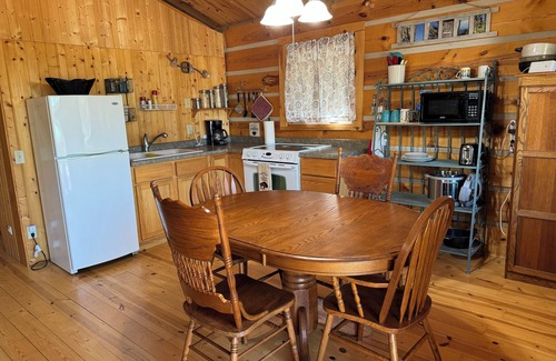 Custer Cabin | Log cabin with WiFi in quiet community above Custer.
